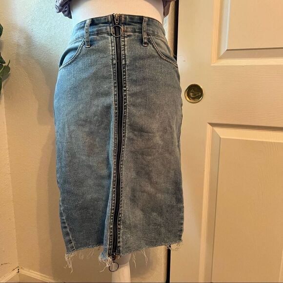 Denim zip front skirt - Picture 2 of 6